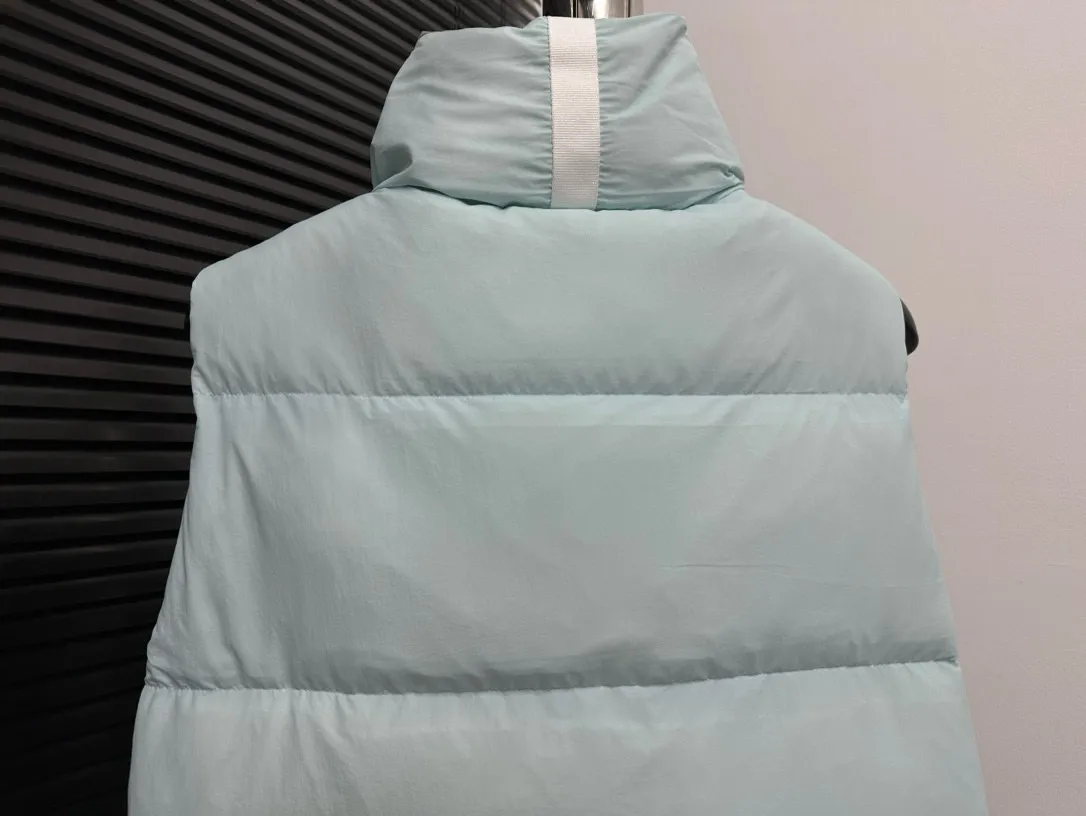 P490 【CANADA GOOSE】PASTELS white label series down vest. The white label series is a capsule limited series and the most popular PASTELS series this year. The chest labels are all white badges with pure silicone texture. The pattern has a strong contrast between concave and convex. The topographic map of Canada on the badge is lifelike. The plastic material used for currency logos on the market is very hard to the touch! Our original independent order accessories are all one-to-one customized original accessories. The imported YKK zippers have correct teeth, while the teeth of the fake zippers are very thick. The zipper webbing logo is printed with 3M fluorescent printing, and the original custom-made washable label. The placket webbing and wiring details are all restored to the original ones. Size: XS S M L XL XXL